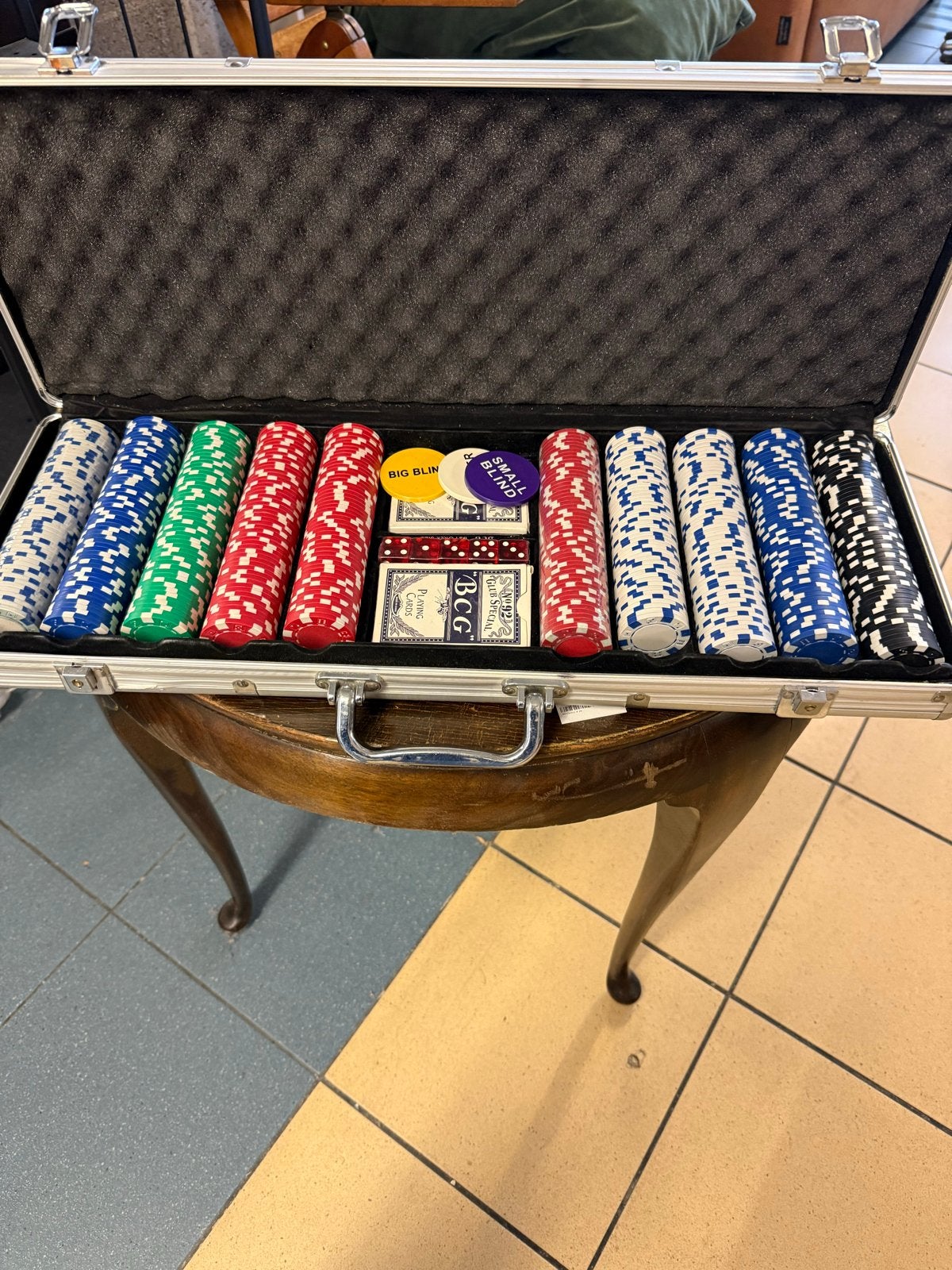 Pokerset in aluminium koffer met fiches, kaarten en dobbelst, Drie of vier spelers, Ophalen of Verzenden, Gebruikt