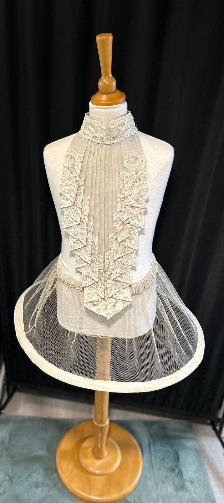 Paspop kind op houten voet 130 cm met Jabot en Hoepelrok, Ophalen of Verzenden