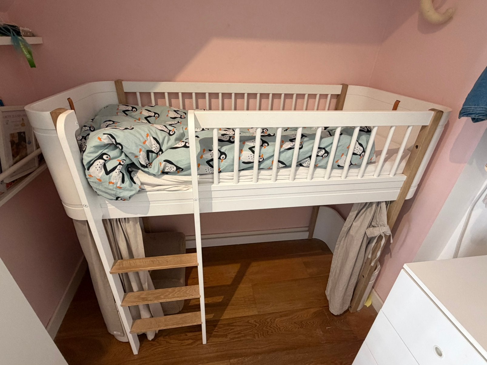 Oliver Furniture Wood Mini+Laag Loft Bed+matras+speelgordijn, Eenpersoons, Ophalen of Verzenden, Zo goed als nieuw, 90 cm