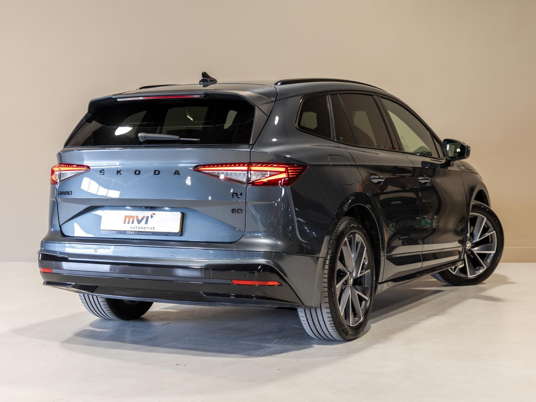Skoda Enyaq iV 60 Founders Edition Black Sportline SoH 92% /, Auto's, Skoda, Automaat, Gebruikt, Huisgarantie, 179 pk