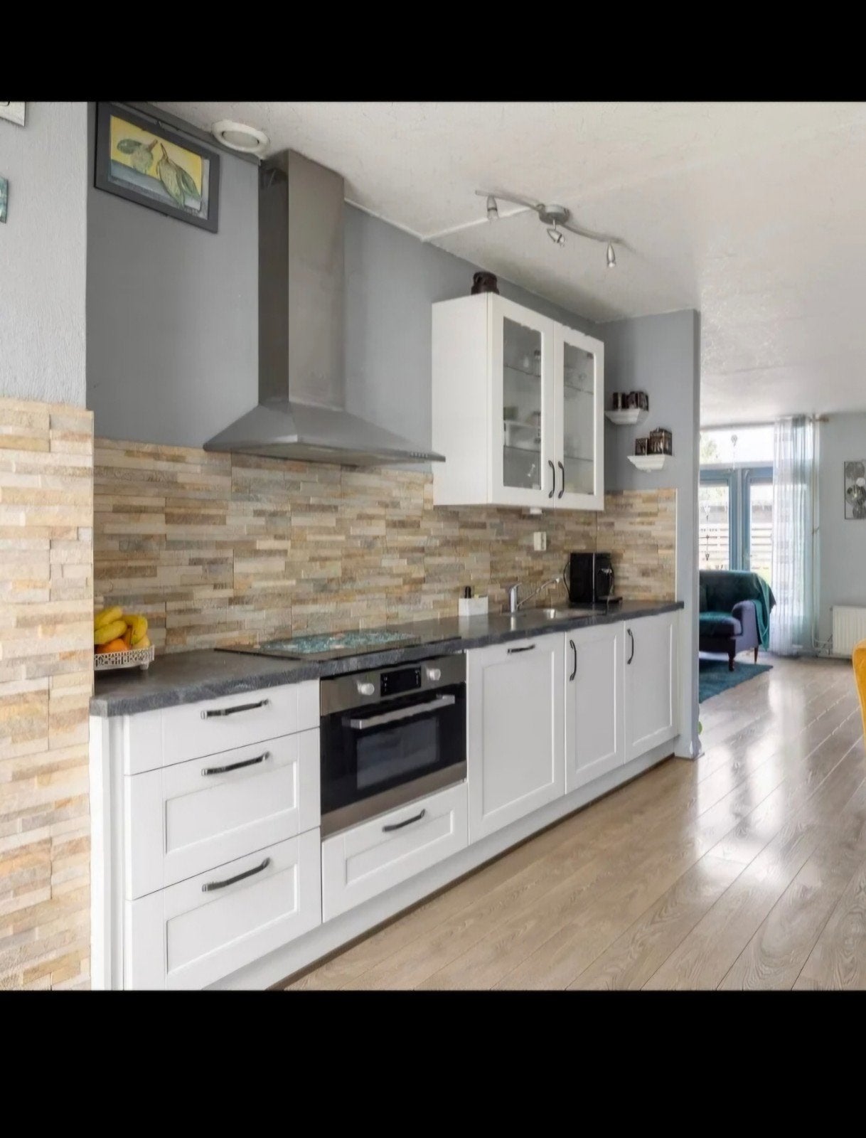 Moderne witte keuken met inbouwapparatuur, Huis en Inrichting, Keuken | Complete keukens, Ophalen, Gebruikt, Wit, Graniet of Steen