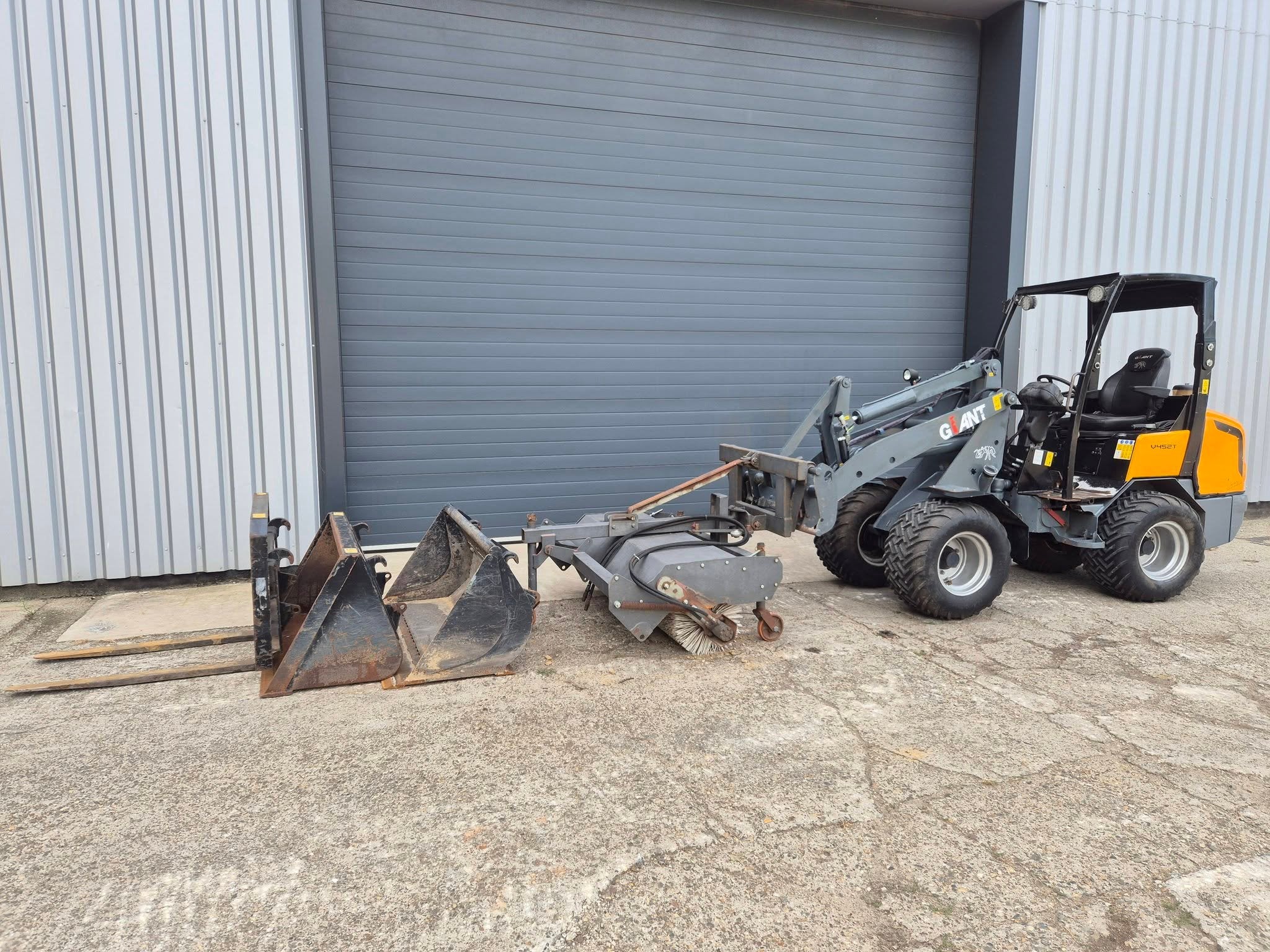 Giant V452T Shovel (Veel aanbouwdelen + Kenteken) Kniklader, Wiellader of Shovel