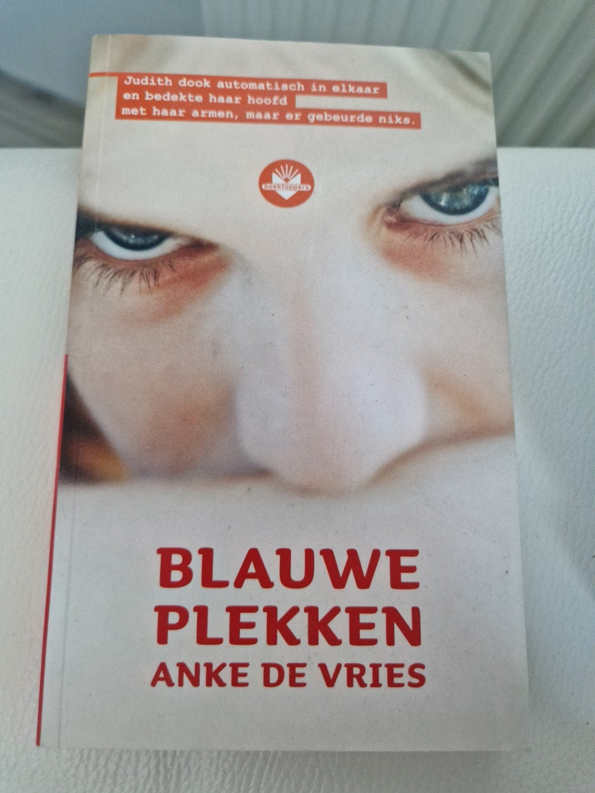 Blauwe Plekken - Anke de Vries (Boektoppers), Ophalen of Verzenden, Gelezen, Anke de Vries, Fictie