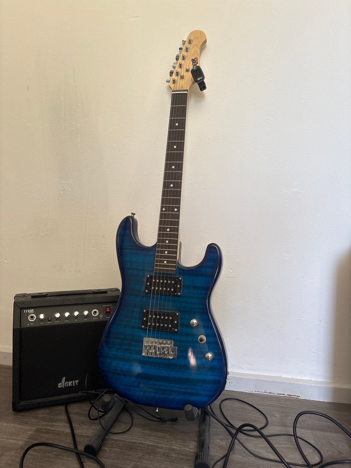 Elektrische gitaar set: Blauwe gitaar, versterker & plectrum