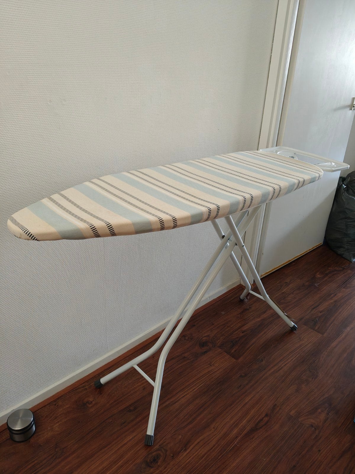 Strijkplank met strijkijzerhouder - 146 cm lang, Witgoed en Apparatuur, Strijkijzers en Strijkplanken, Ophalen