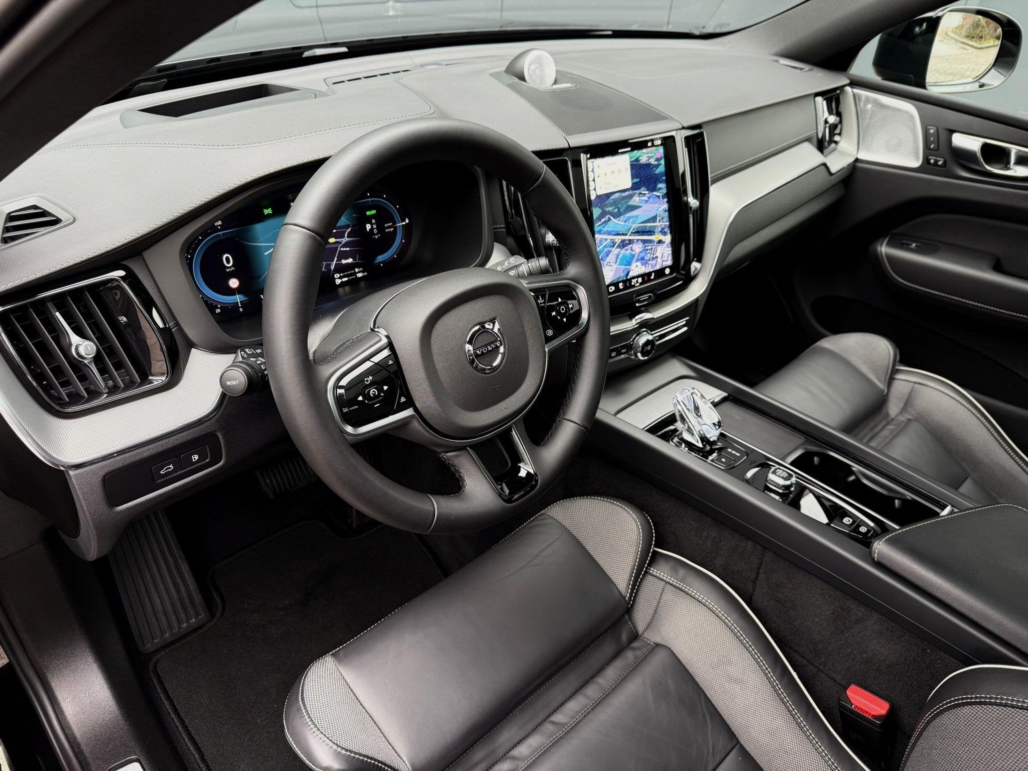 Volvo XC60 2.0 T8 hybrid AWD Ultimate Black Edition B&W Tr.h, Auto's, Automaat, Gebruikt, Euro 6, 4 cilinders