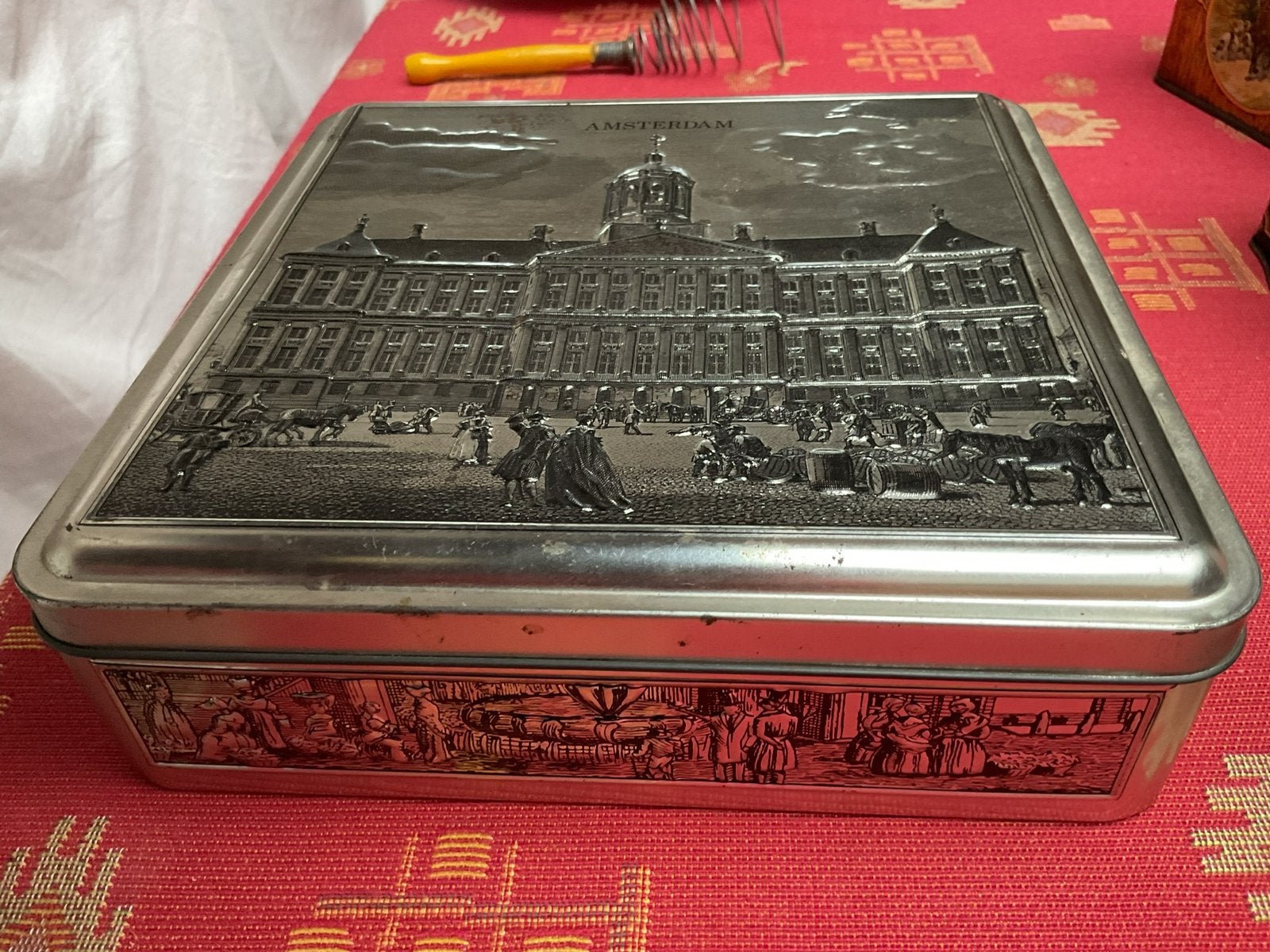 Blikken trommel met relief afbeelding, Ophalen of Verzenden, Overige
