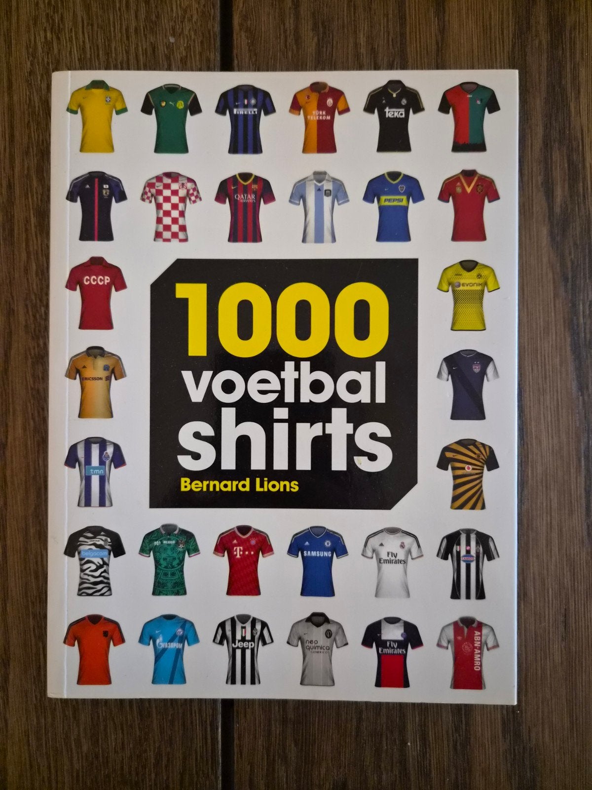 1000 voetbal shirts - Bernard Lions, Ophalen of Verzenden, Zo goed als nieuw, Bernard Lions, Overige sporten