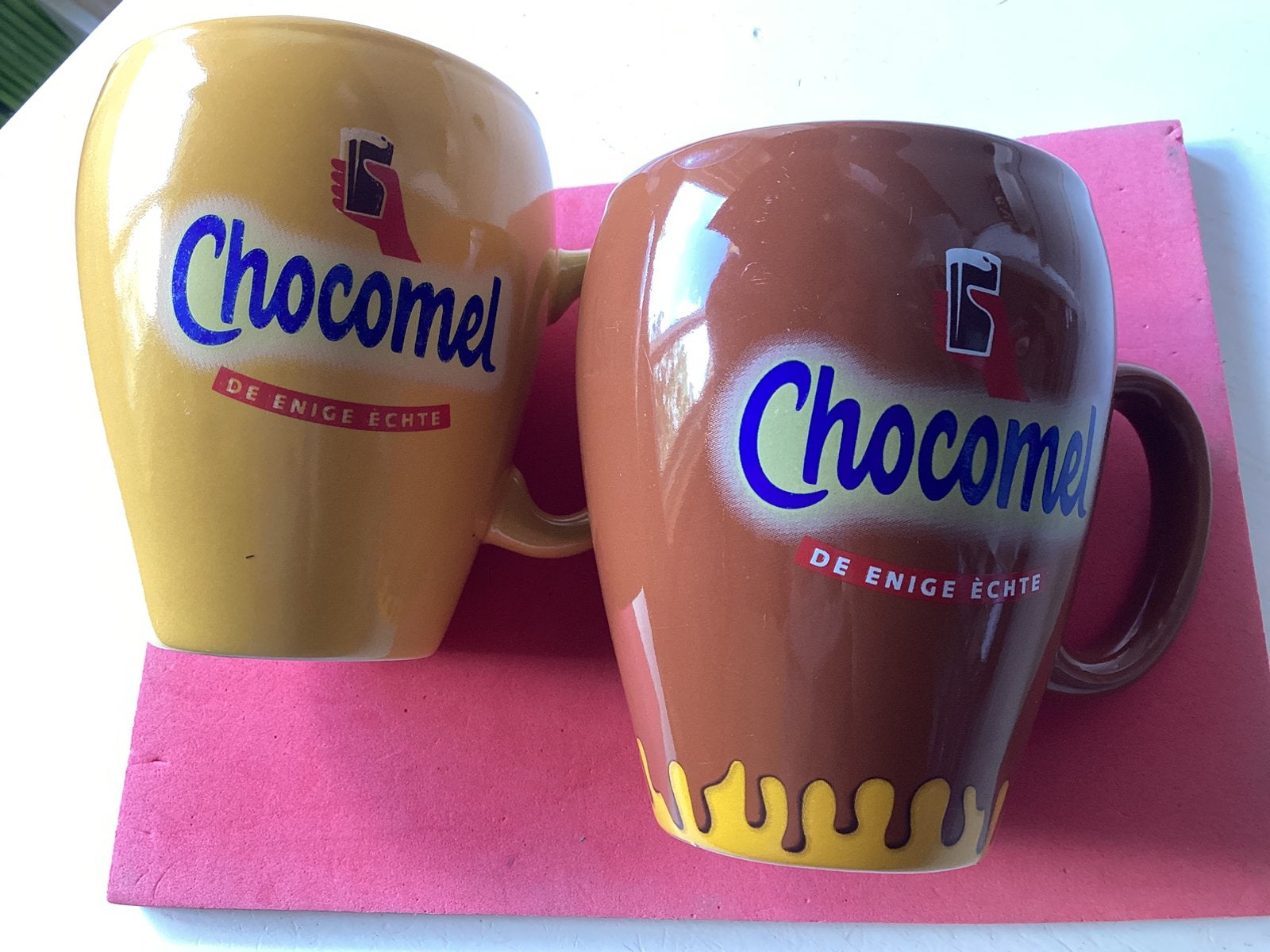 2 mokken Nutricia chocomel (bruine en gele versie), Verzamelen, Merken en Reclamevoorwerpen, Verzenden, Zo goed als nieuw, Gebruiksvoorwerp