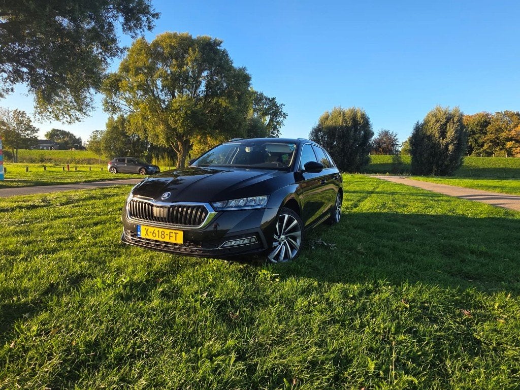 Skoda Octavia 1.4 PHEV 245pk 2023, Trekhaak,Virtual Dash,Led, Auto's, Dealer onderhouden, Stof, Zwart, 4 cilinders
