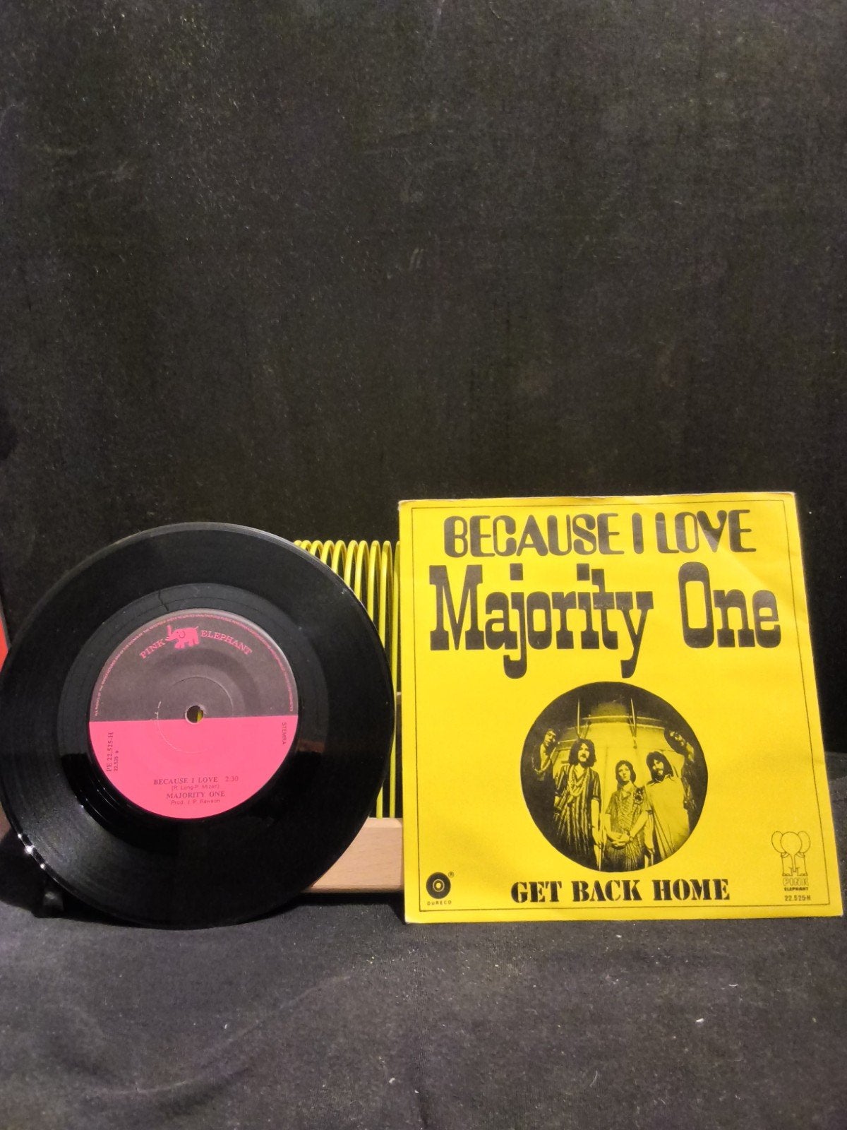 Majority One. Because i love. Vaste prijs €2., Ophalen of Verzenden, Zo goed als nieuw, 7 inch, Poprock