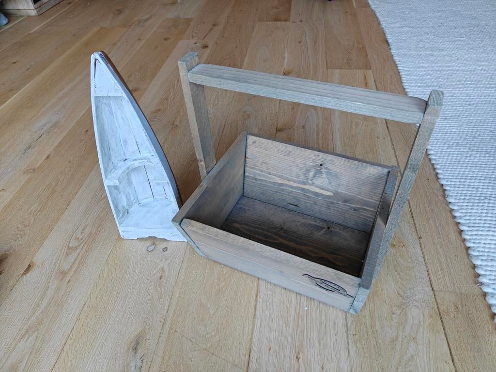 Houten mandje met handvat en decoratieve boot, Huis en Inrichting, Woonaccessoires | Schalen en Manden, Ophalen