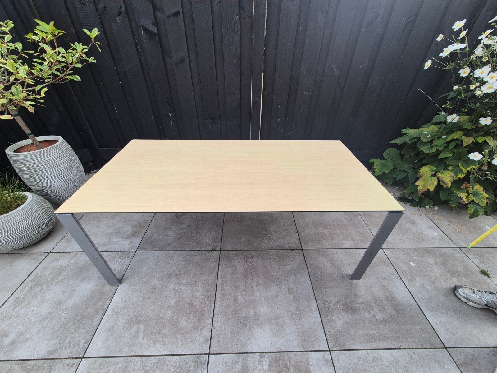 Moderne bureau/kantoor tafel met licht houten blad en metale, 50 tot 100 cm, Zo goed als nieuw, 150 tot 200 cm, Modern