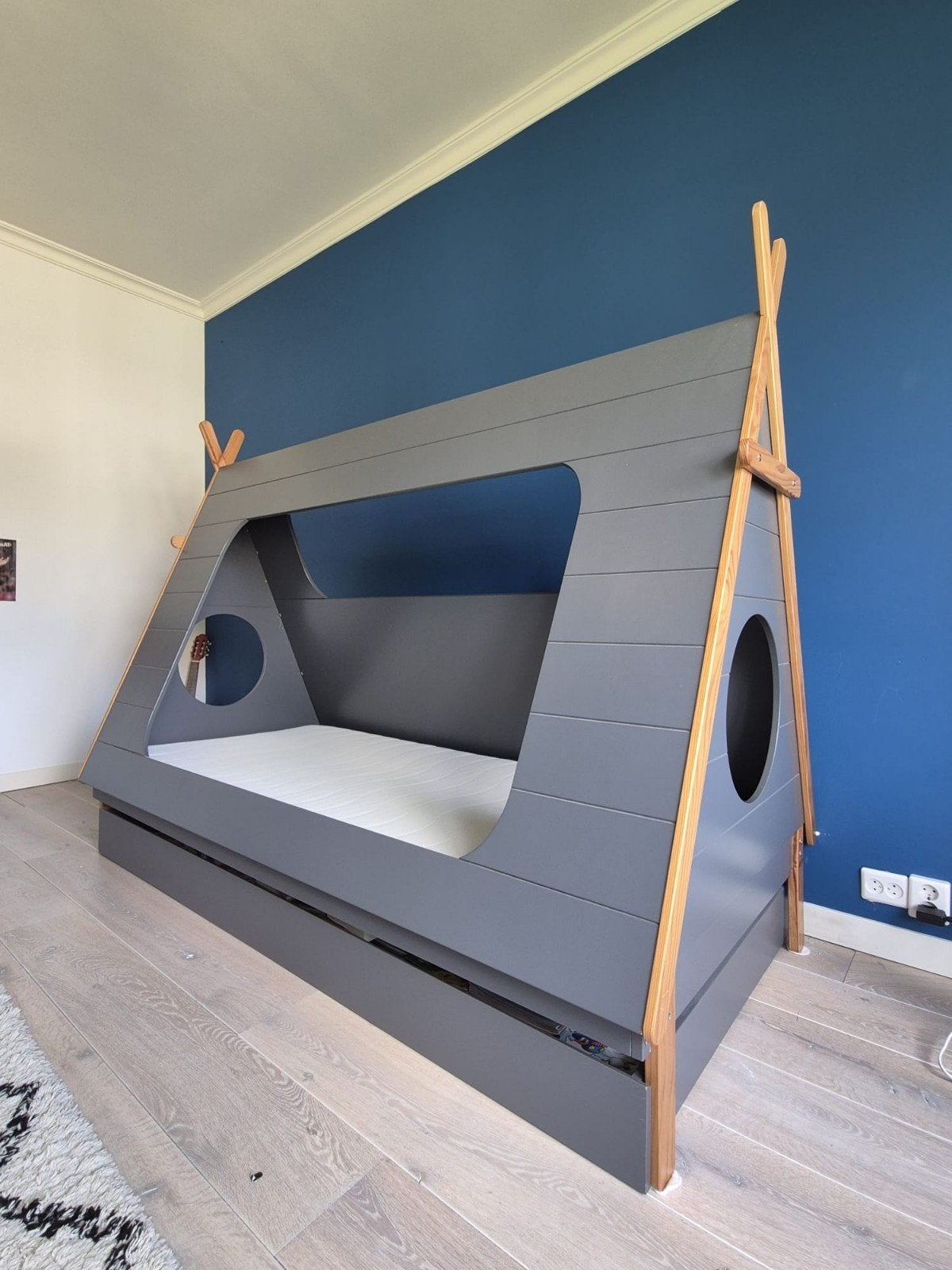 Uniek Tipi Kinderbed met Uitschuiflade - Grijs Hout, 85 tot 100 cm, Ophalen of Verzenden, Zo goed als nieuw, Lattenbodem