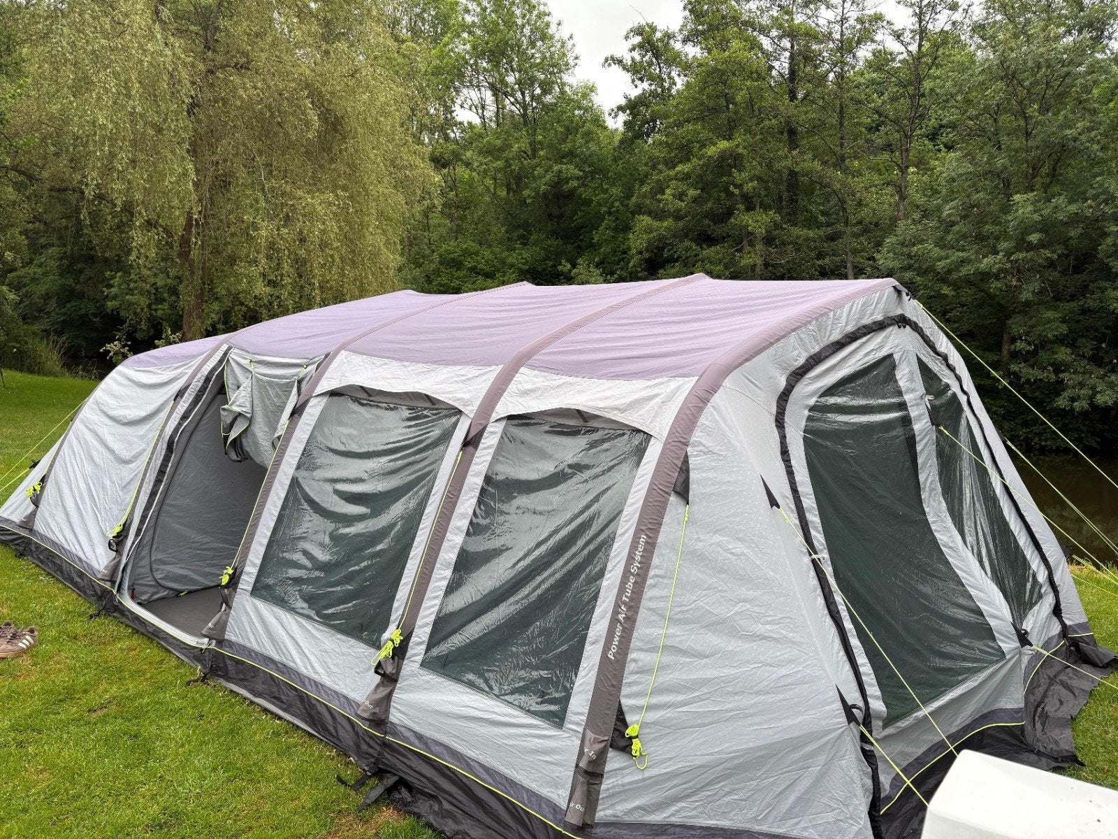 Ruime opblaastent Outwell corvette 7AC - Zo goed als nieuw, Caravans en Kamperen, Tenten, Ophalen, Zo goed als nieuw, Meer dan 6