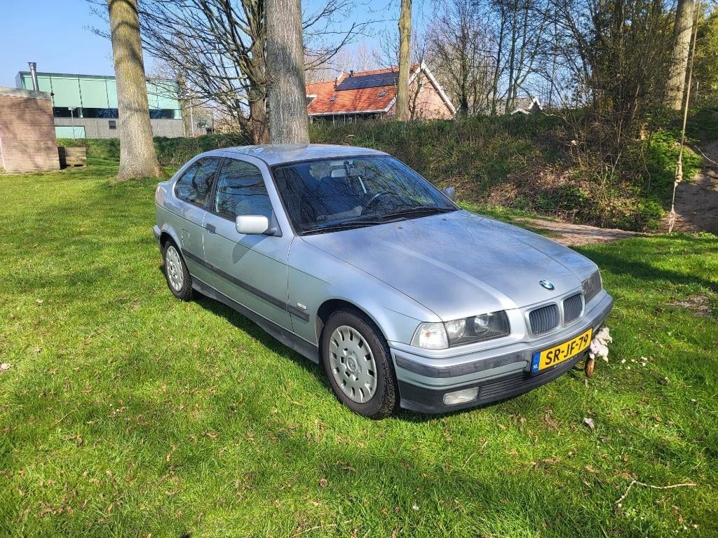 BMW 318ti Compact AUT , M44B19, origineel NL, 167K km. Airco, Auto's, BMW, Automaat, Zwart, 4 cilinders, 620 kg