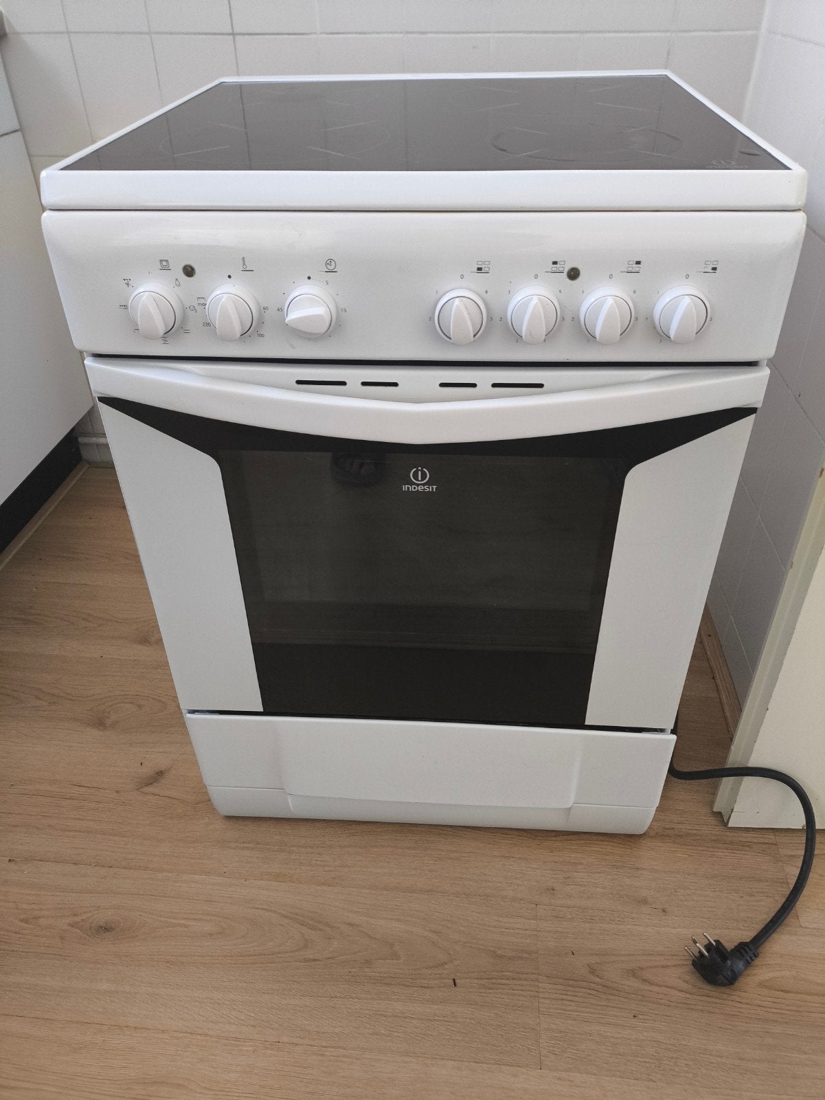 Indesit Vrijstaand Keramisch Fornuis met Oven, Witgoed en Apparatuur, Ophalen, 60 cm of meer, Keramisch, Grill