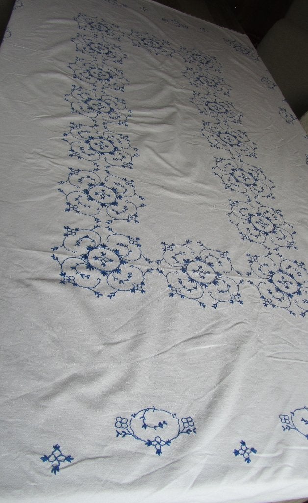 Blauw saks tafelkleed geborduurd 215/140, Verzenden
