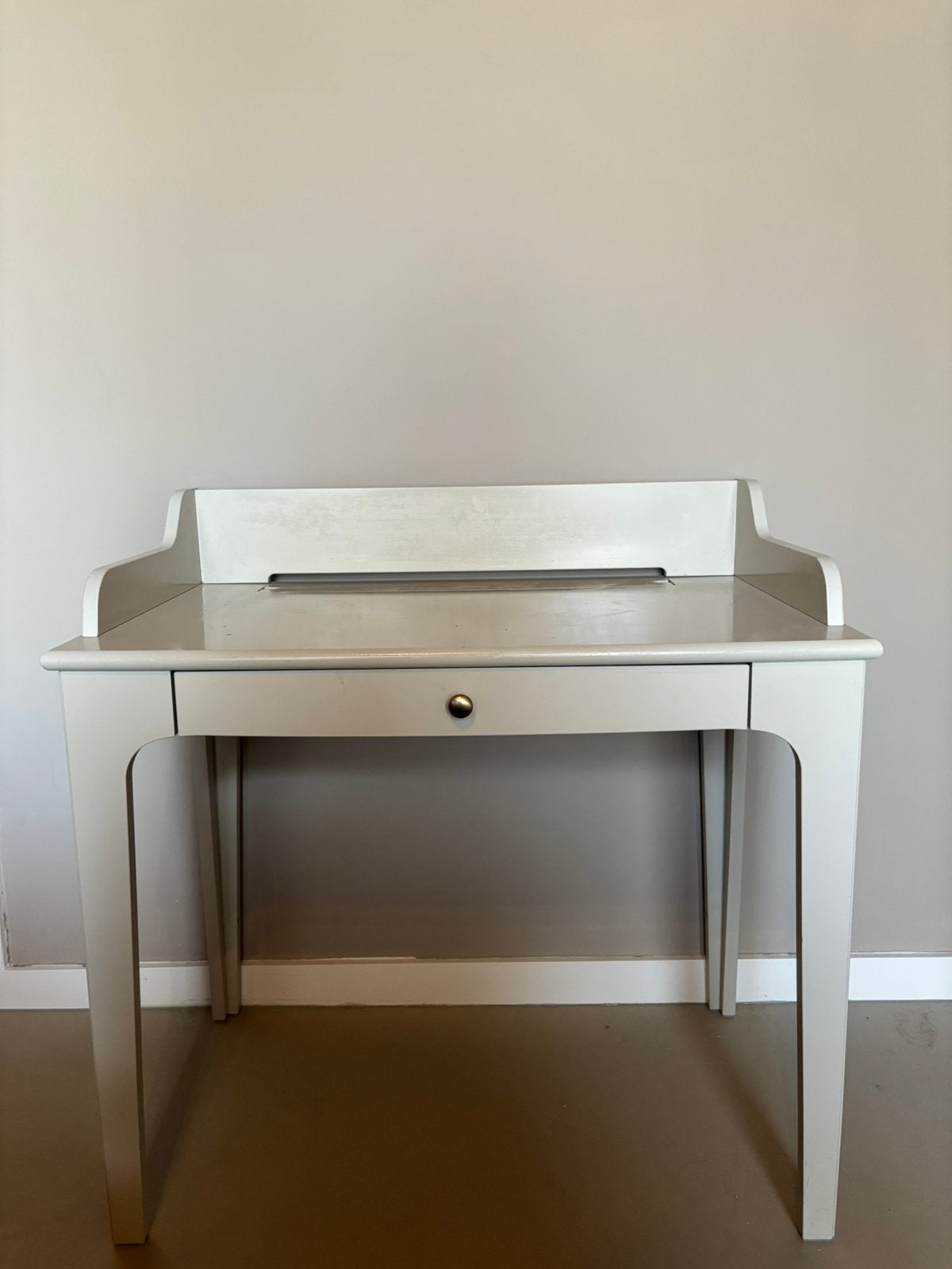 Ikea bureau lommarp - beige, Ophalen, Gebruikt, Klassiek, 50 tot 100 cm