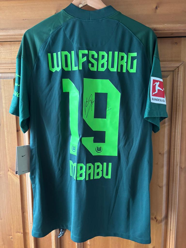 Nike vfl wolfsburg kit bnwt size L mbabu signed, Verzamelen, Sportartikelen en Voetbal, Ophalen of Verzenden, Nieuw, Buitenlandse clubs