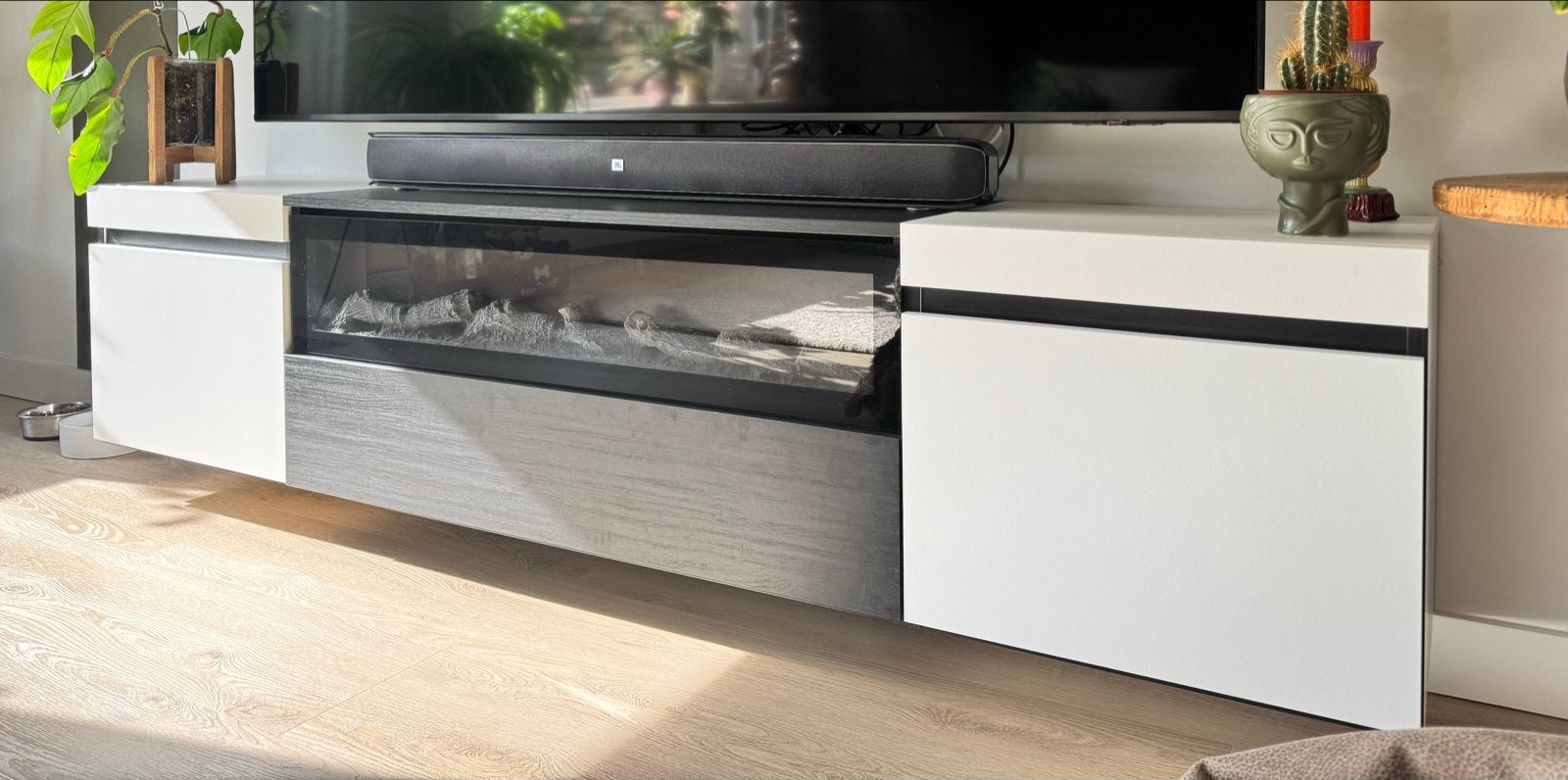 Modern Hangend TV-Meubel met Elektrische Haard - Wit/Zwart, Ophalen, Zo goed als nieuw, 200 cm of meer, Minder dan 100 cm