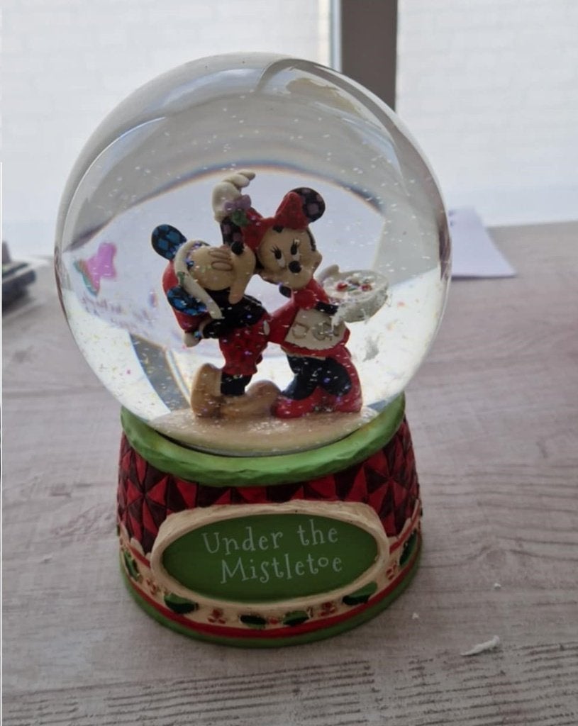 Mickey & Minnie Mouse ‘Under Mistletoe' Disney Snow globe, Verzamelen, Ophalen of Verzenden, Mickey Mouse, Zo goed als nieuw, Beeldje of Figuurtje