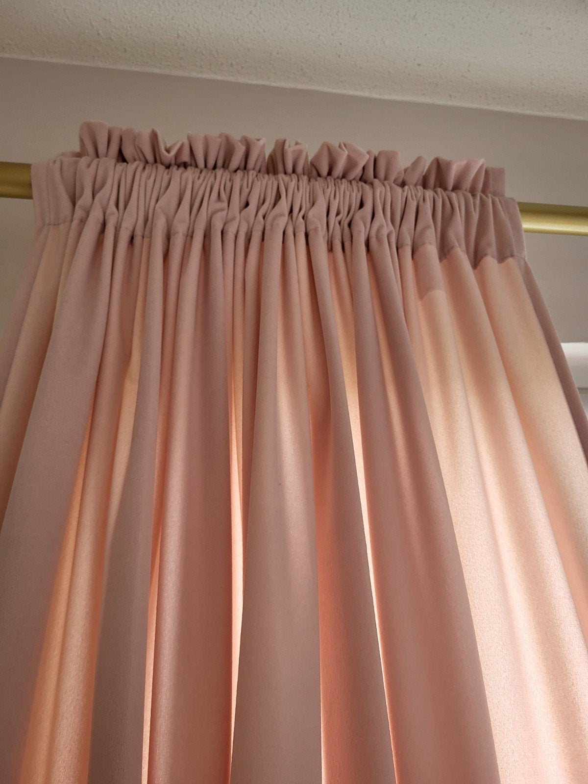 Roze gordijnen met gouden roede, 200 cm of meer, Romantisch, Modern, Ophalen of Verzenden, Zo goed als nieuw