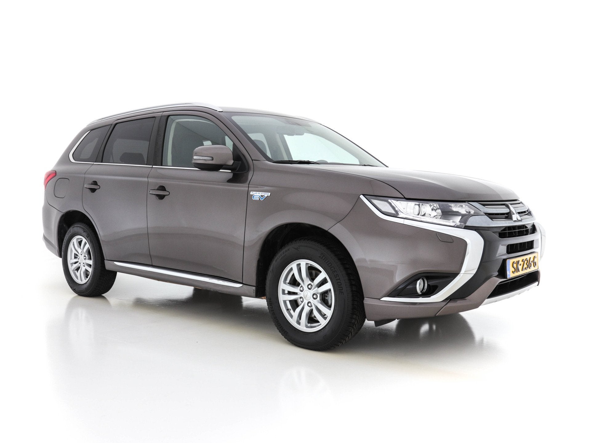 Mitsubishi Outlander 2.0 AWD (Plug-In) (INCL-BTW) Aut.*LEATH, Auto's, 4 cilinders, Bruin, Start-stop-systeem, Bedrijf