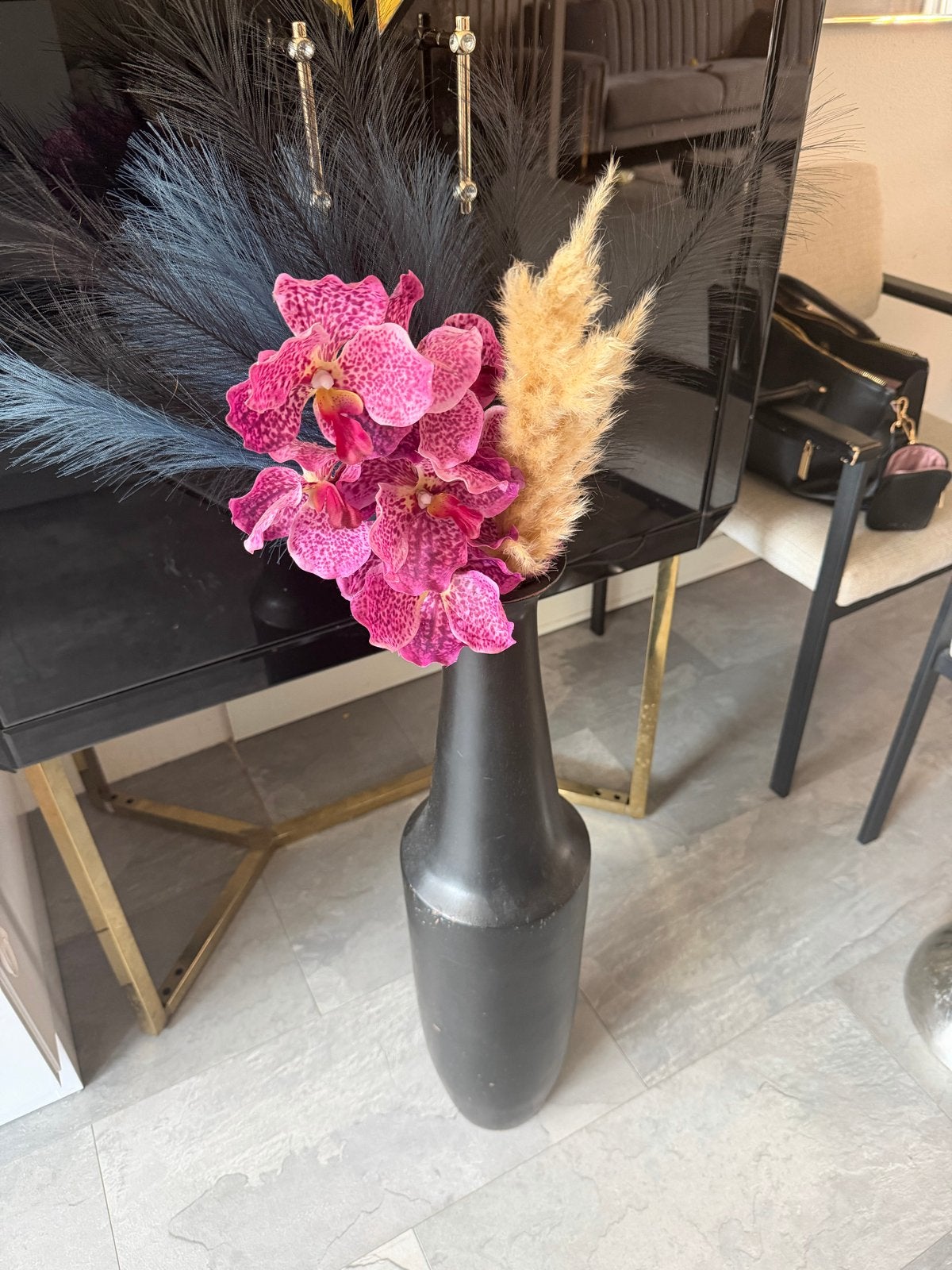 Zwarte vaas met kunstbloemen en droogbloemen, Overige materialen, Gebruikt, Zwart, Inclusief decoratie