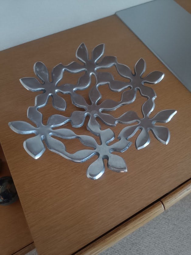 decoratieve bloem motief metalen schaal, Op voet, Overige typen, Ophalen of Verzenden, Zo goed als nieuw