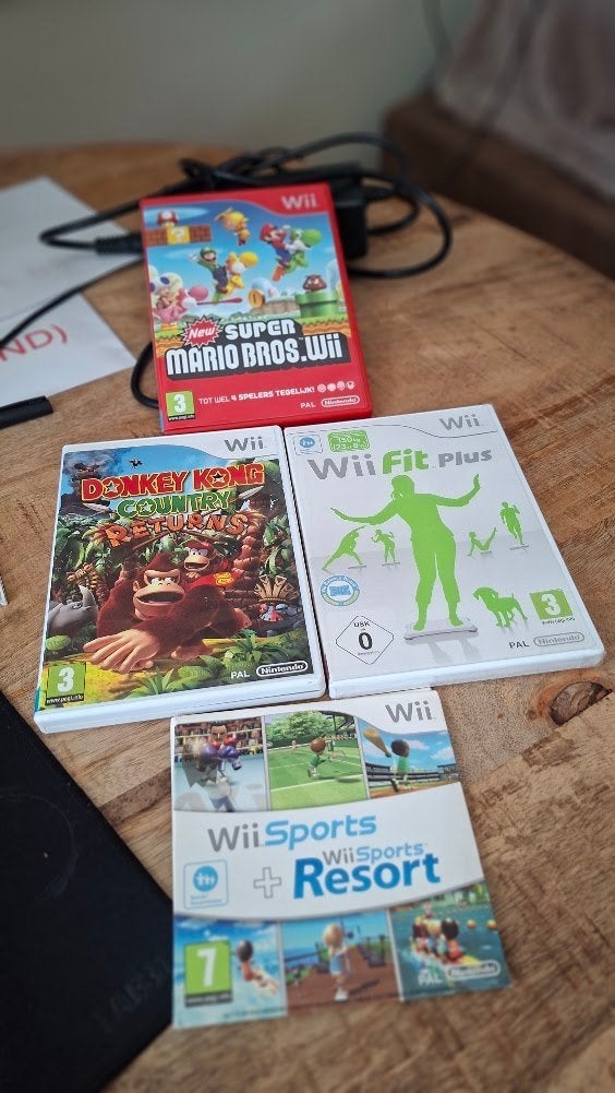Wii Console Zwart met 4 spellen en accessoires, Verzenden, Gebruikt