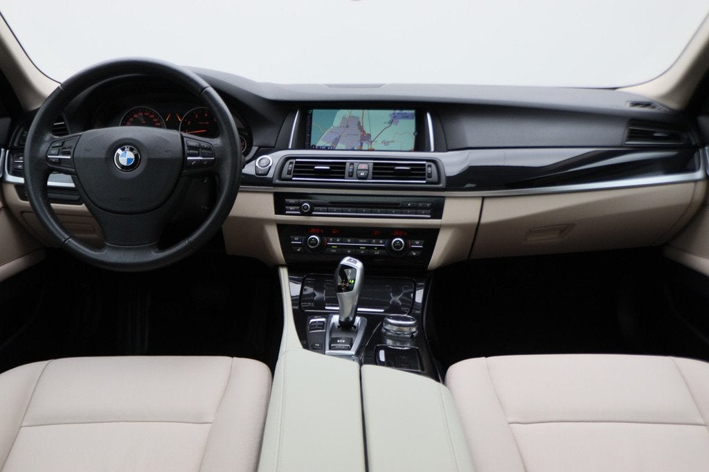BMW 5 Serie Touring 535i Luxury Edition Panoramadak, Camera,, Achterwielaandrijving, 2000 kg, Leder, Geïmporteerd