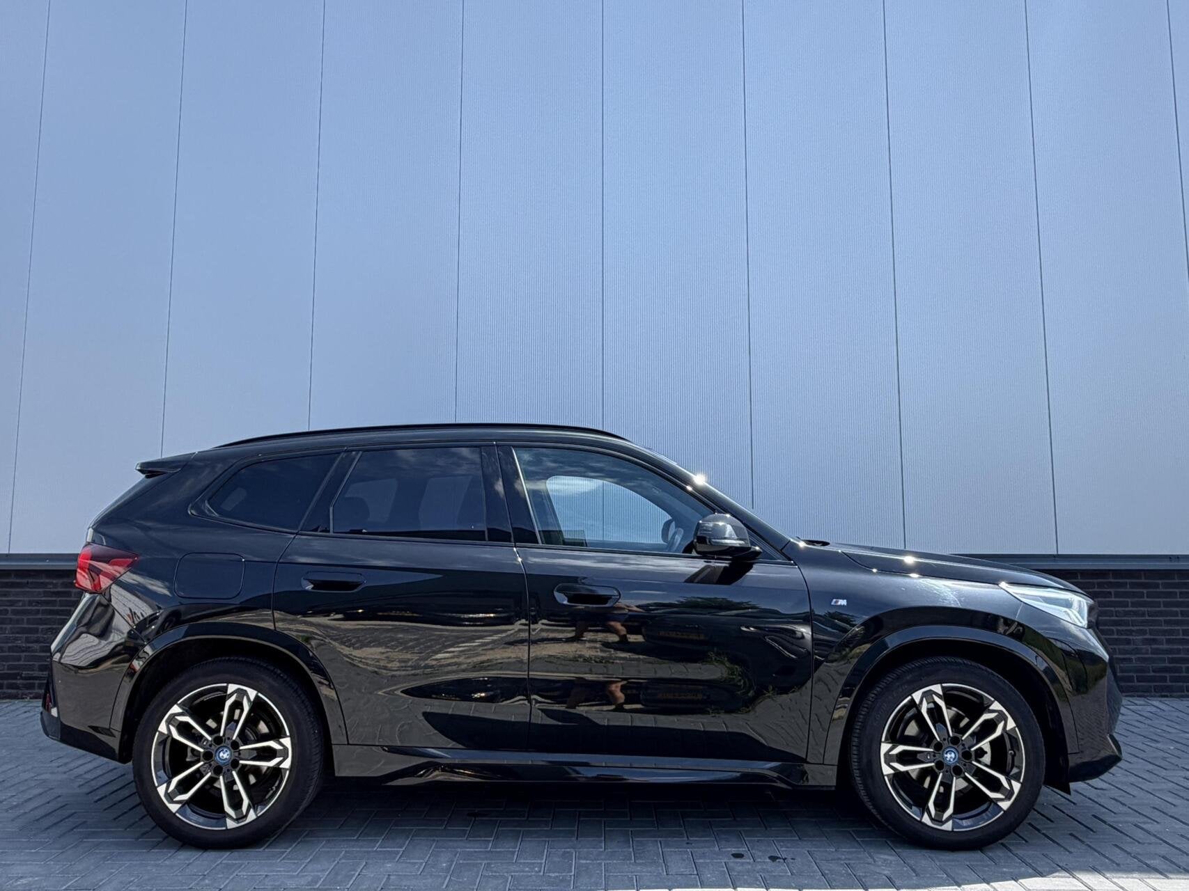 BMW iX1 eDrive20 67 kWh - M-Sport Pro - Pano - Vol leer, Auto's, Gebruikt, 750 kg, Zwart, 204 pk