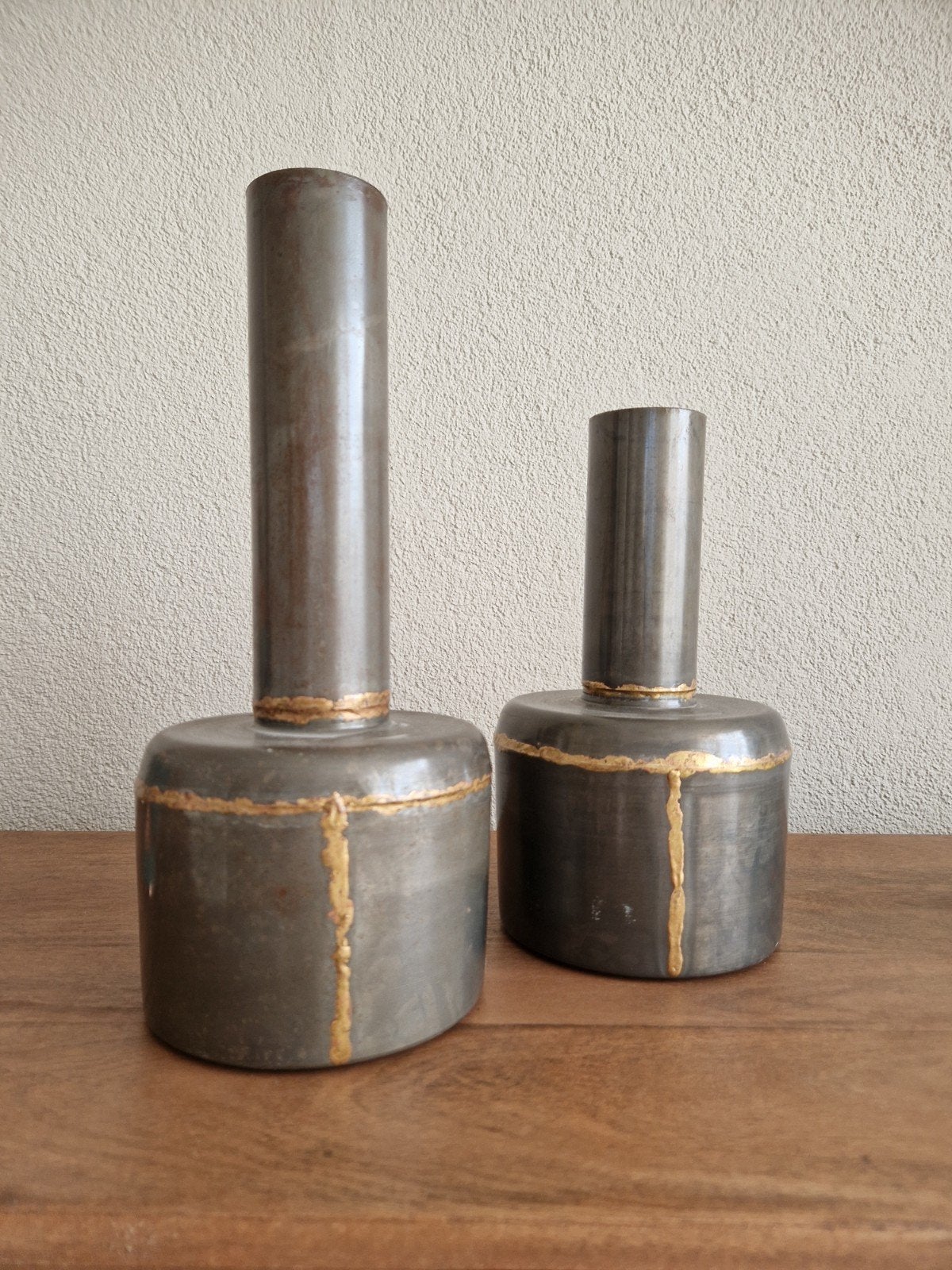 Set van 2 metalen vazen Haco – nieuw – industrieel design, Donyavimin@gmail.com, Mina Donyavi Meubels, Ophalen of Verzenden, Zo goed als nieuw