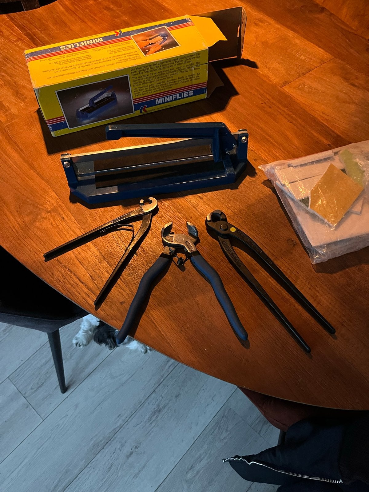 Tegelsnijder met diverse tangen en tegels, Doe-het-zelf en Verbouw, Gereedschap | Handgereedschap, Ophalen of Verzenden, Gebruikt