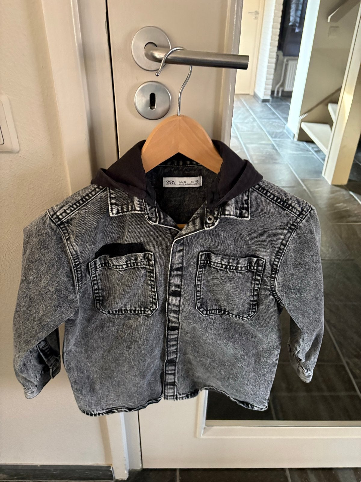 Zara grijze jongens blouse met zwarte capuchon maat 116, Ophalen of Verzenden, Gebruikt, Jongen, Overhemd of Blouse