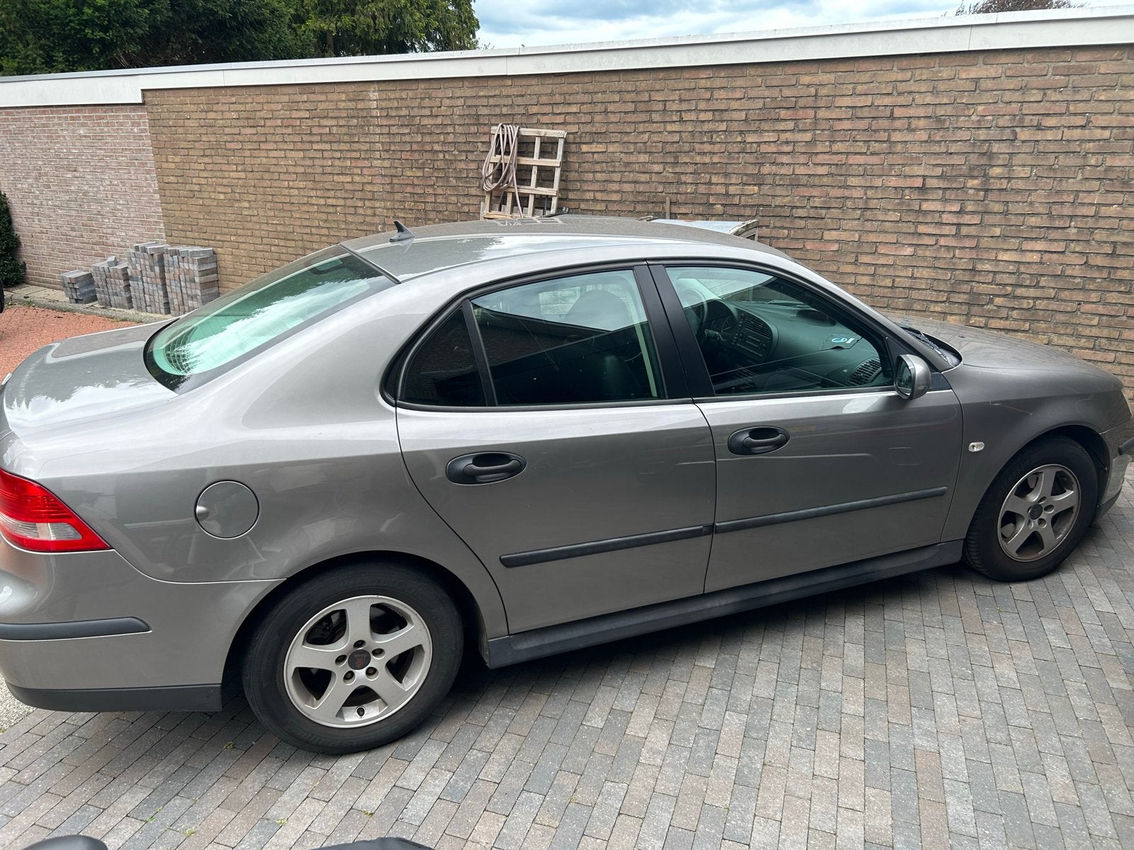 Saab 9-3 1.8 T Sport Sedan 2005 Grijs, Auto's, Saab, Voorwielaandrijving, Zwart, 4 cilinders, 75 €/maand