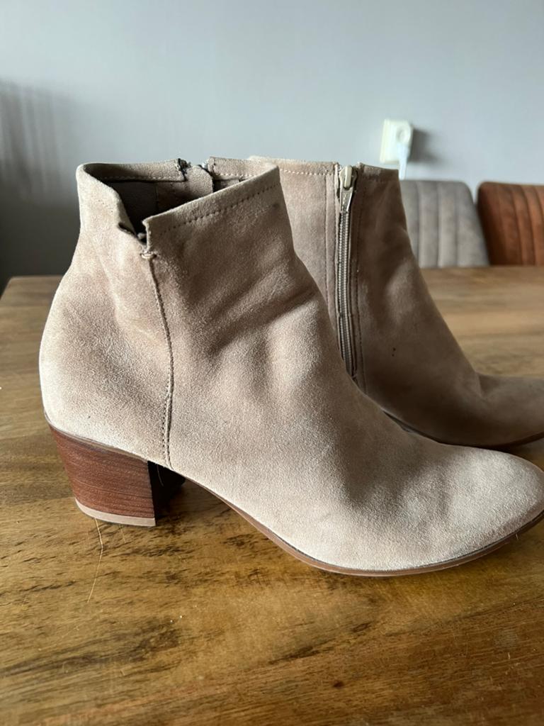 Leuke suede enkellaarsjes, Kleding | Dames, Schoenen, Ophalen of Verzenden, Zo goed als nieuw, Beige