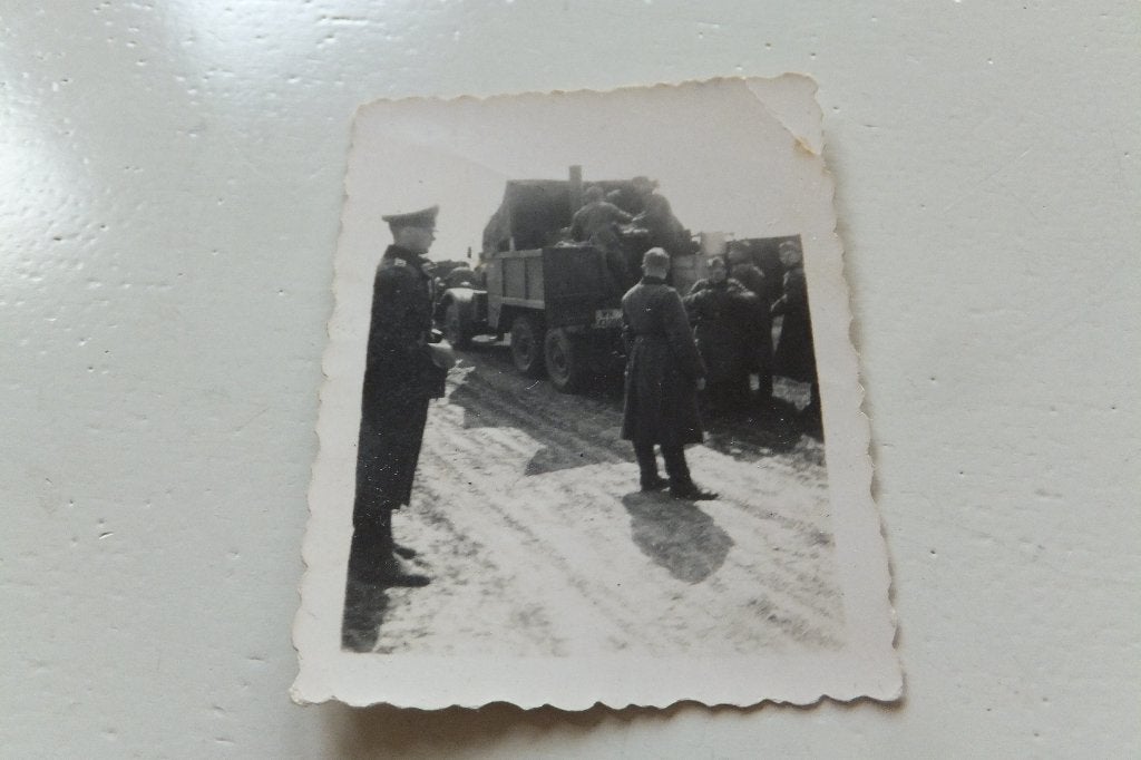 Deutsche Wehrmacht 2 foto's soldaten op vrachtauto auto WO2, Verzamelen, Militaria | Tweede Wereldoorlog, Ophalen of Verzenden