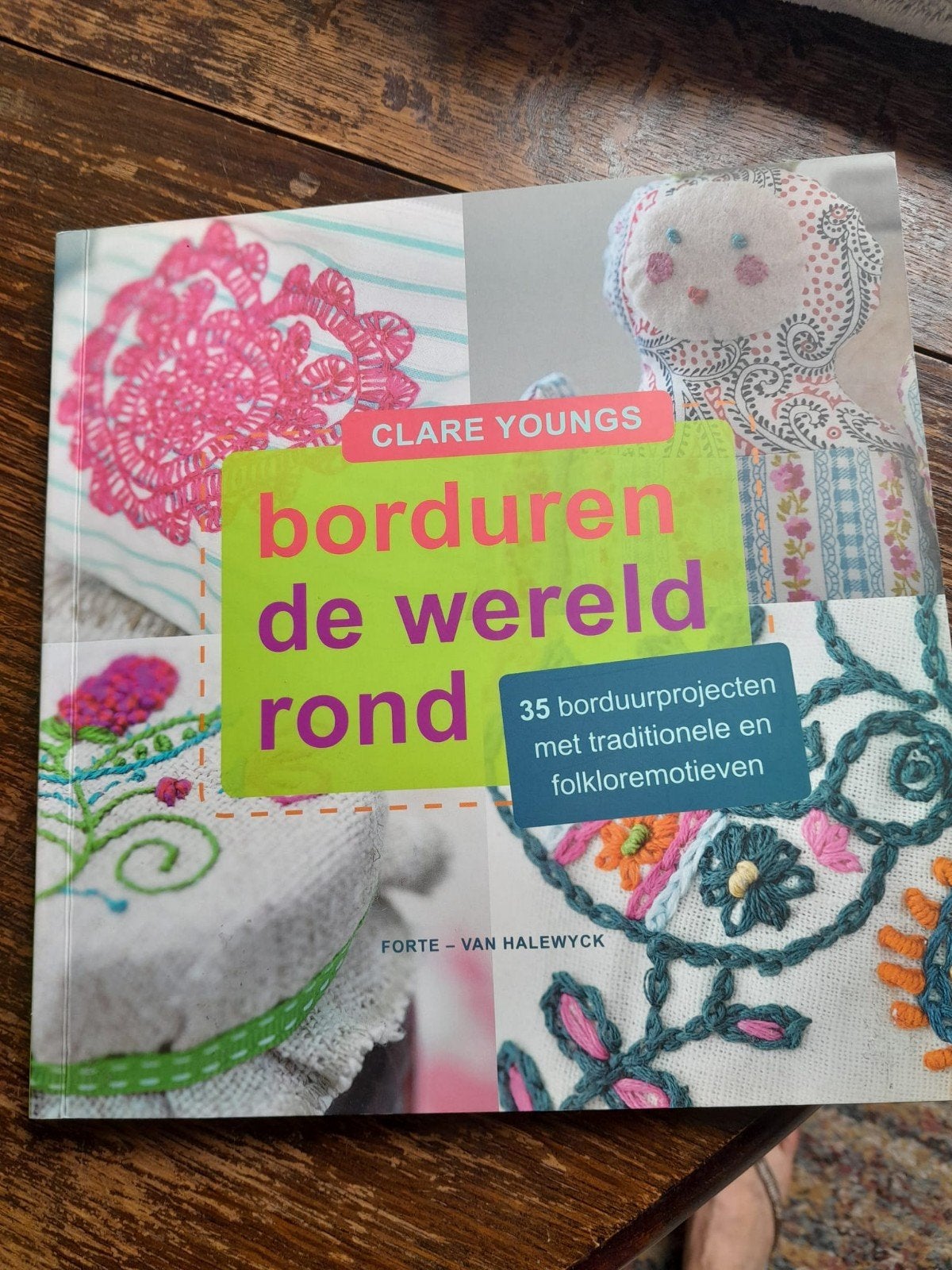 Borduren de wereld rond - Clare Youngs, Clare Youngs, Ophalen of Verzenden, Zo goed als nieuw, Borduren en Naaien