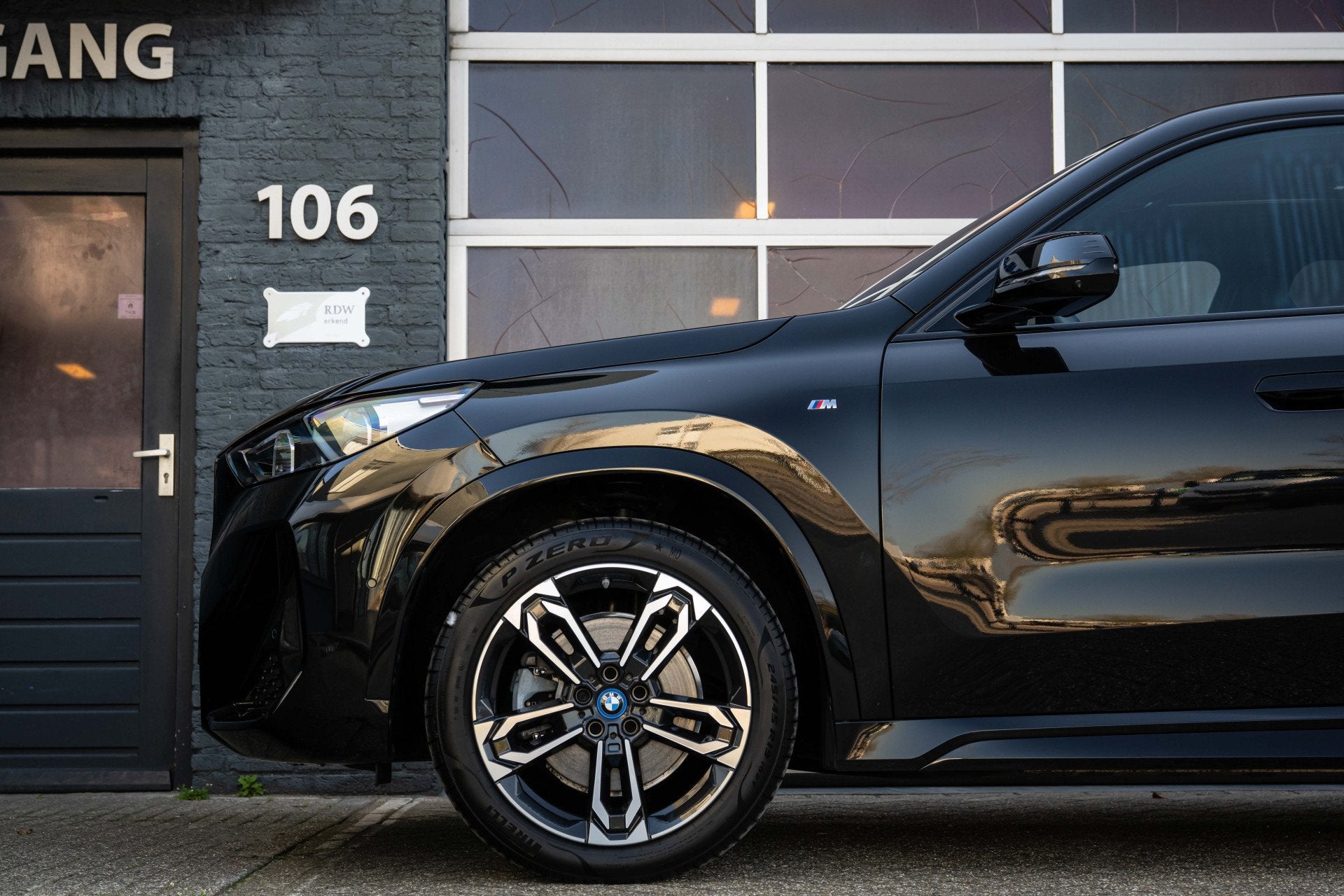 BMW iX1 xDrive30 Launch Edition 67 kWh M Sport, Pano, Leder,, Auto's, Automaat, Gebruikt, Zwart, Zwart