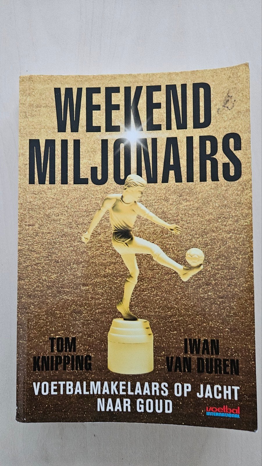 Iwan van Duren - Weekendmiljonairs, Boeken, Sportboeken, Ophalen of Verzenden, Zo goed als nieuw, Balsport, Iwan van Duren; Tom Knipping