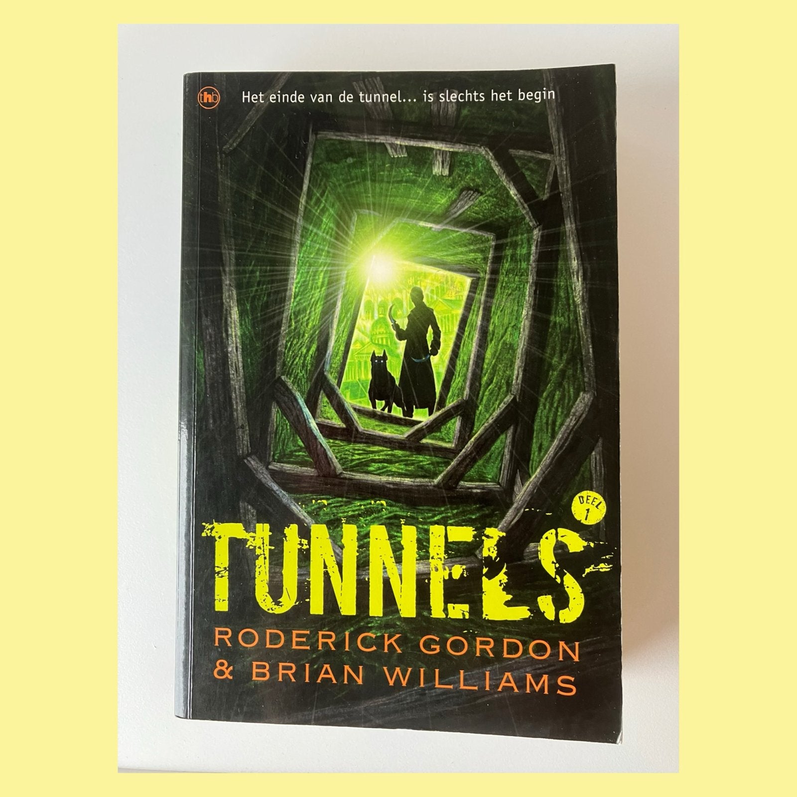 Tunnels - Roderick Gordon & Brian Williams (Deel 1), Ophalen of Verzenden, Zo goed als nieuw, Fictie