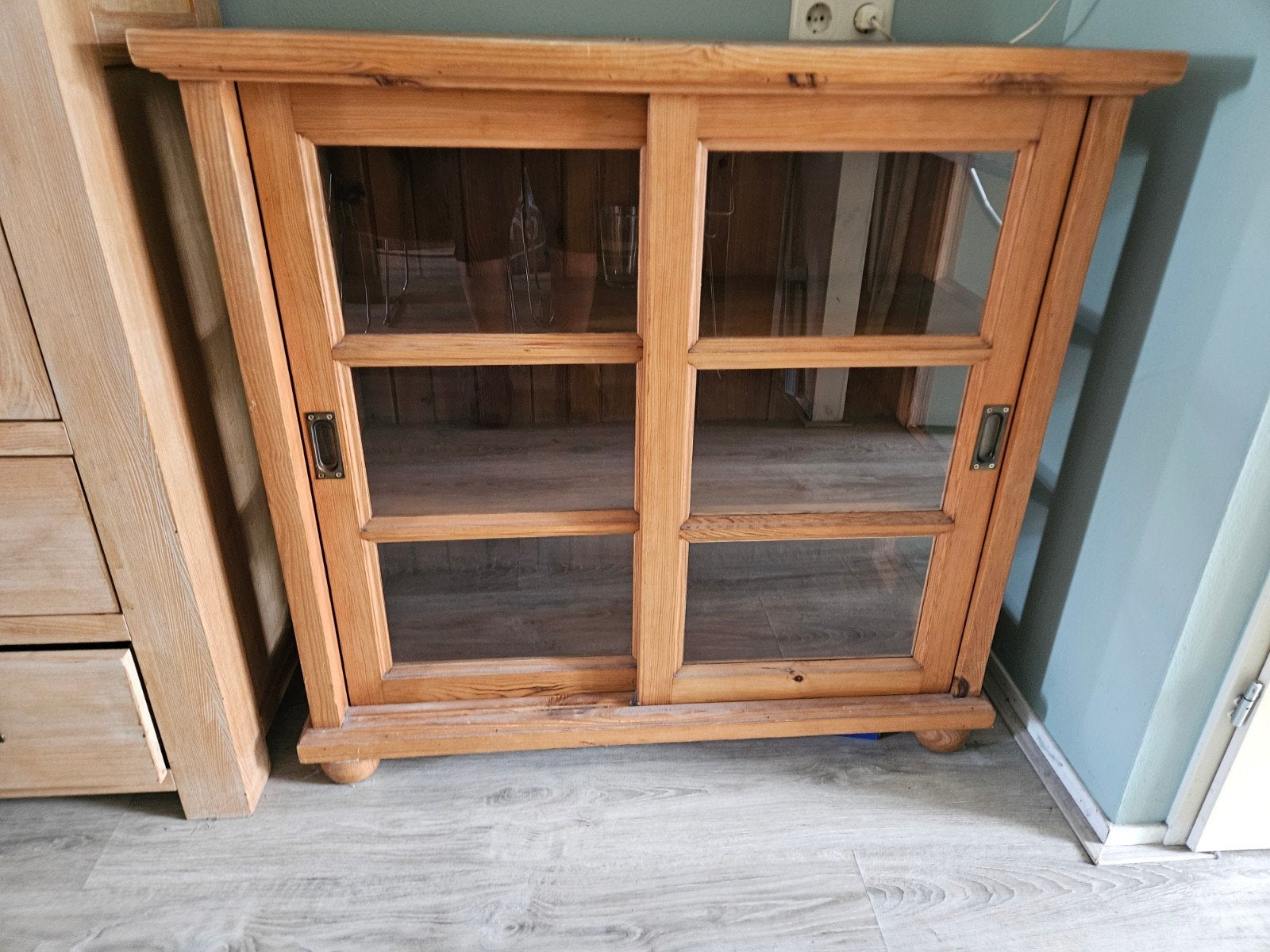 Houten toonbank/vitrinekast met glazen schuifdeuren, Huis en Inrichting, 100 tot 150 cm, Glas, Ophalen of Verzenden, Landelijk