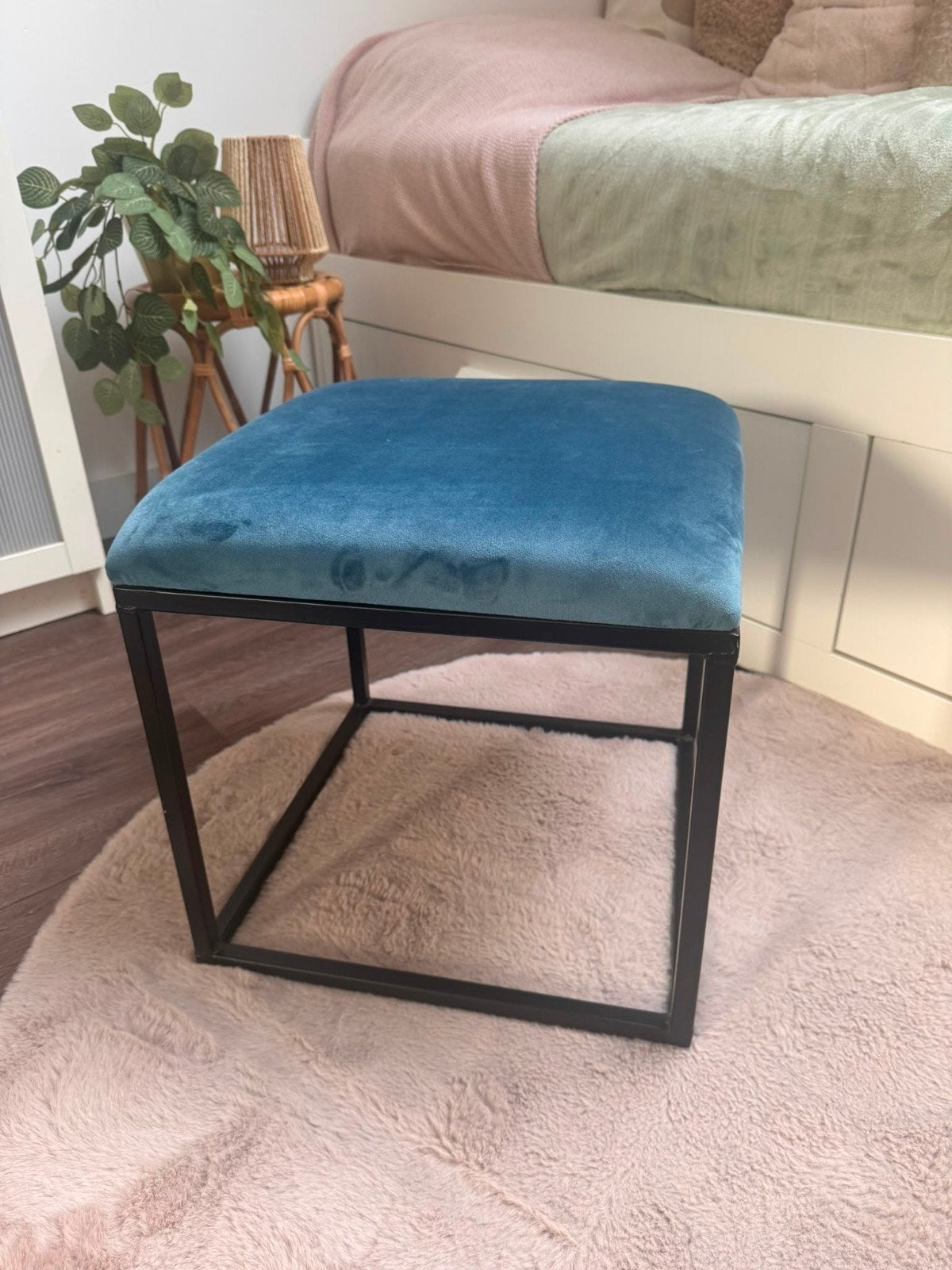 Trendy fluwelen krukje blauw - Luxe en elegant, Huis en Inrichting, Ophalen, Zo goed als nieuw, Overige materialen