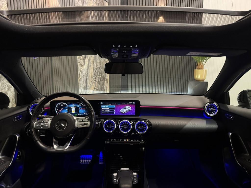 Mercedes-Benz A-klasse 250e AMG |PANO|SFEER|CAMERA|BOMVOL, Gebruikt, 4 cilinders, 15 kWh, Wit