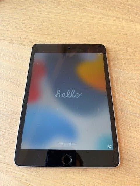 Foto 3 van iPad mini 4 64 GB Spacegrijs met accessoires