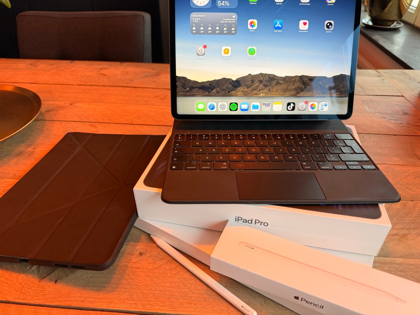 Foto 4 van iPad Pro M1 12,9" 128GB Space Gray + Magic Keyboard + Pencil