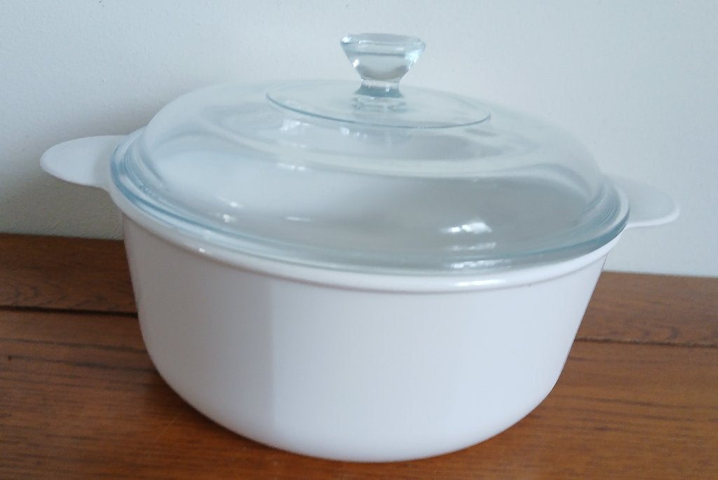 Corning France witte ovenschaal 20cm met glazen deksel, Ophalen of Verzenden, Zo goed als nieuw, Wit, Overige merken