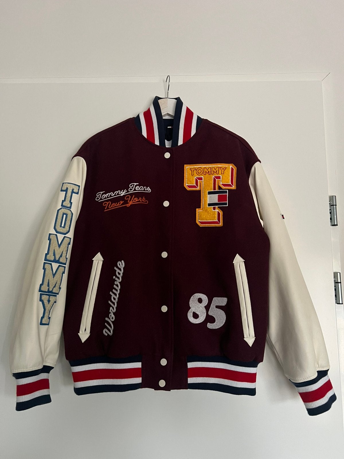 Jasje van Tommy Hilfiger, Ophalen of Verzenden, Zo goed als nieuw, Maat 48/50 (M), Rood